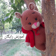 الگوی بافتنی عروسک خرس با شال قرمز زیبا
