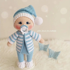 Amigurumi Bebek Yapımı: Mavi Beyaz Giysili Sevimli Oyuncak