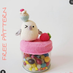 Amigurumi Kuş ve Çilekli Kavanoz Kapağı Örgü Deseni