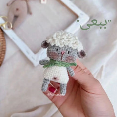 بافتنی عروسک کوچک گوسفند با جزئیات دقیق