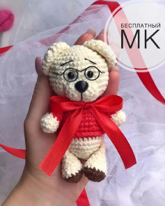Бесплатный мастер-класс: вязаный мишка с красным бантом