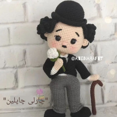 چارلی چاپلین عروسک قلاب‌بافی