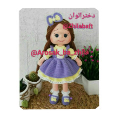 دختر کوچک با لباس آبی و گربه سفید