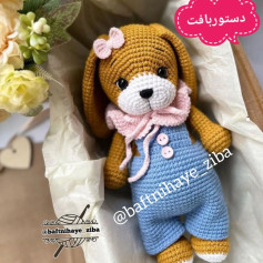 دستور بافت عروسک خرگوش با لباس آبی و پاپیون صورتی