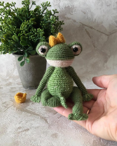 Игрушка лягушка амигуруми с короной: схема вязания крючком