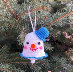 Изготовление вязаной елочной игрушки в виде снеговика