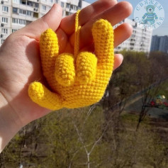 Изготовление вязаной подвески в форме жеста Я люблю тебя