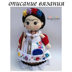 Изящная кукла с вязаным фартуком и инструментами для вязания