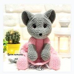 Изящная вязаная игрушка лисичка в розовом платье