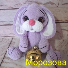 Изящный вязаный кролик с золотым украшением