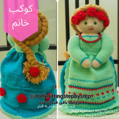 کارت راهنمای قلاب‌بافی برای عروسک با لباس سبز و آبی