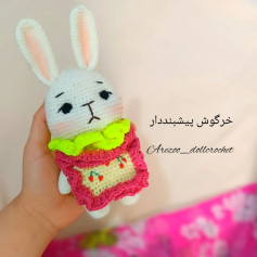 خرگوش پیشبنددار عروسکی بافتنی