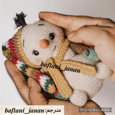 متن آموزشی عروسک قلاب بافی آدم برفی در دست