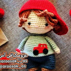 متن آموزشی بافت عروسک پسر với áo xe tải قرمز