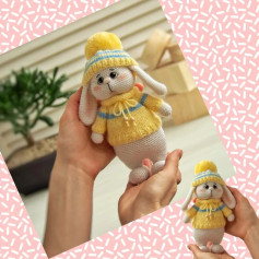 متن نقش قلاب‌بافی عروسک خرگوش با کلاه و ژاکت زرد