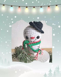 Muñeco de nieve amigurumi: patrón de crochet para decoraciones navideñas.