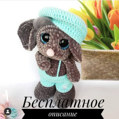Очаровательный вязаный кролик в бирюзовой одежде