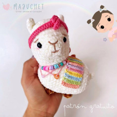 Patrón de amigurumi de llama con accesorios de colores