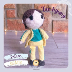 Patrón de muñeco de crochet gratis con chaqueta amarilla