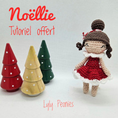 Poupée au crochet en robe rouge avec sapins de Noël en bois