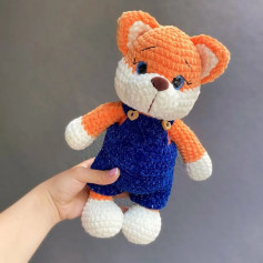 Вязаная игрушка лиса в синем комбинезоне