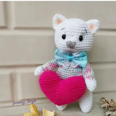 Вязаная игрушка мишка с сердцем и голубым бантом
