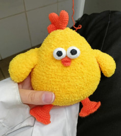 Вязаная игрушка: Схема для создания яркого цыпленка