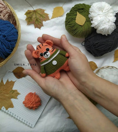 Вязаная игрушка тигренок в осеннем оформлении