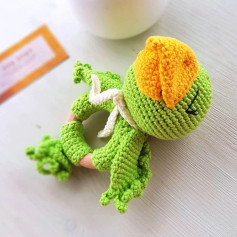 Вязаная игрушка цыплёнка с деревянным кольцом для детей