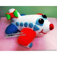 Вязаная игрушка в форме самолёта с яркими цветами