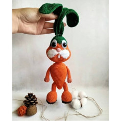 Яркая вязаная игрушка в форме морковного зверька с ушками