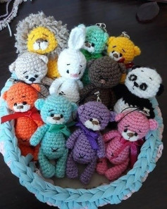 Яркие вязаные игрушки: коллекция милых животных из пряжи
