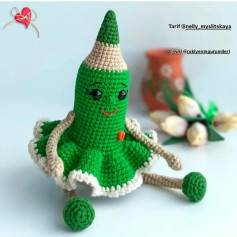 Yeşil Şapkalı Amigurumi Oyuncak Modeli: Sevimli ve Eğlenceli Tasarım