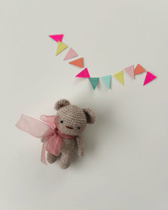 Adorable ours crochet avec un ruban rose et guirlande colorée