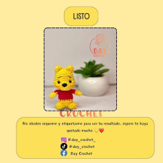 Amigurumi de osito en suéter rojo listo para decorar.