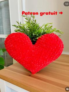 Coussin Cœur en Crochet - Patron Gratuit Disponible Ici