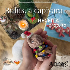 Crochê de capivara Rufus com enfeites de Natal coloridos