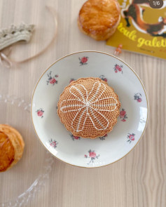 Galette des rois crochetée avec motif floral délicat