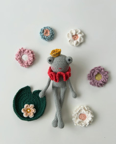 Grenouille en crochet avec fleurs colorées et détails délicats