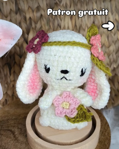 Lapin amigurumi avec fleurs - Patron gratuit de crochet