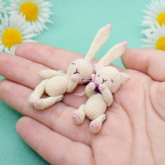 Миниатюрные вязаные игрушки: кролик и котёнок