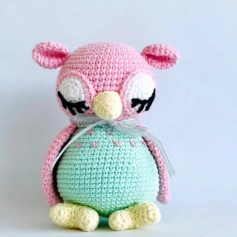 Patrón de crochet para un búho amigurumi colorido