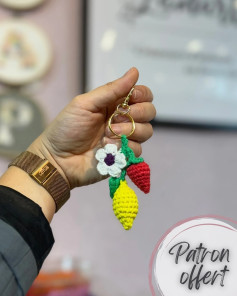 Porte-clés au crochet avec fleur et fruits colorés