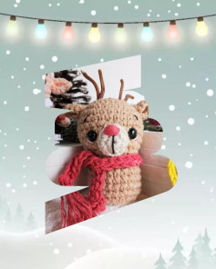 Reno navideño de crochet con bufanda roja encantadora