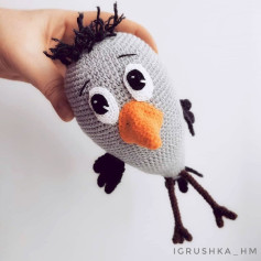 Схема вязания игрушечной птицы с оранжевым клювом и черными лапками