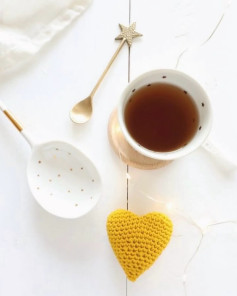 Un cœur en crochet jaune pour une matinée douillette
