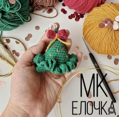 Вязаная ёлочка с бантиком и украшениями