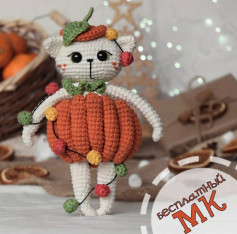 Вязаная игрушка кошка в костюме тыквы с гирляндой