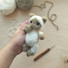 Вязаная игрушка котенок амигуруми — схема и описание