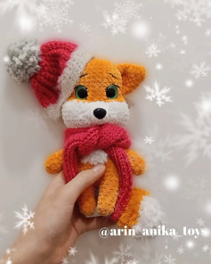 Вязаная игрушка лисичка в новогодней шапке и шарфе